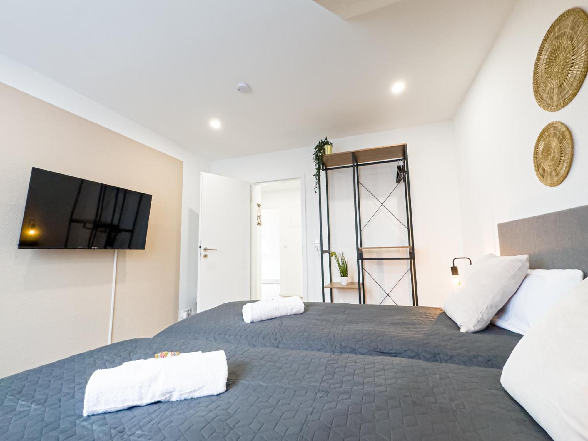 Apartment Immostay L# Ferienhaus- Balkon, Parking & Wifi BRE